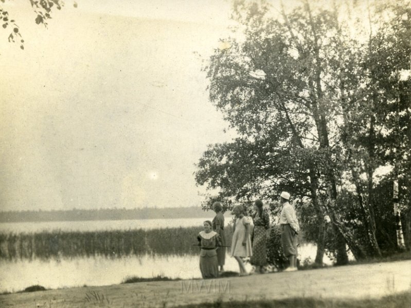 KKE 4981.jpg - Fot. Grupowa. Nad jeziorem Świteź, Miratycze, 1937 r.